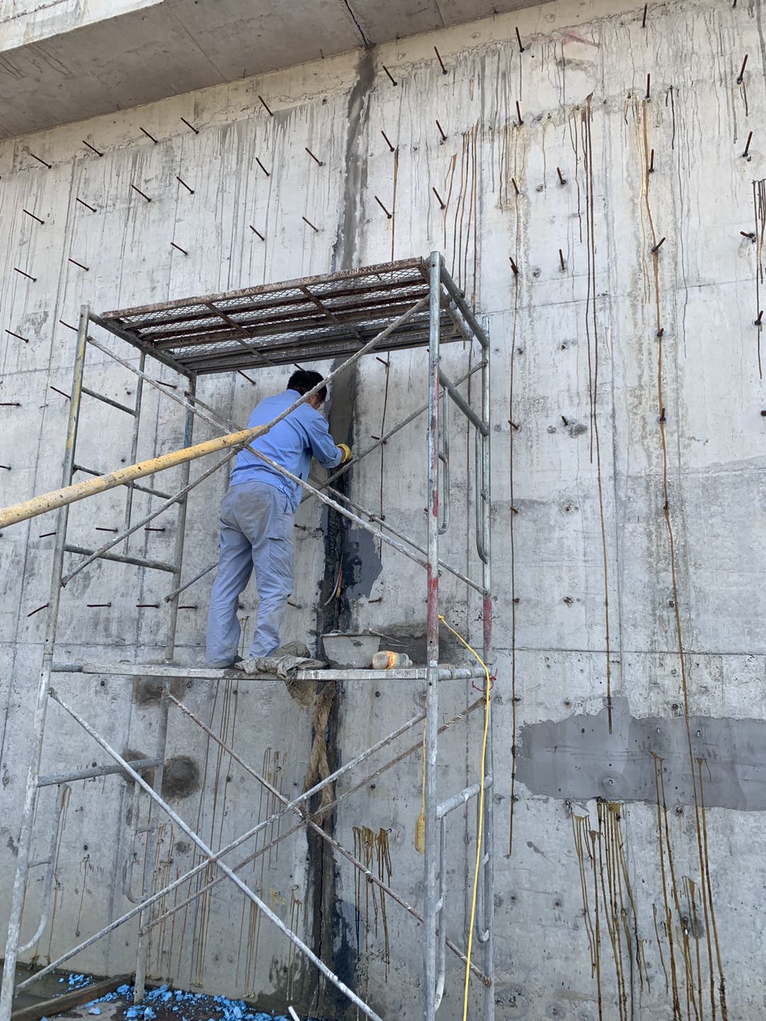 水池裂缝与沉降缝渗漏补漏施工全解析 从废水池到建筑结构的专业防水堵漏方案